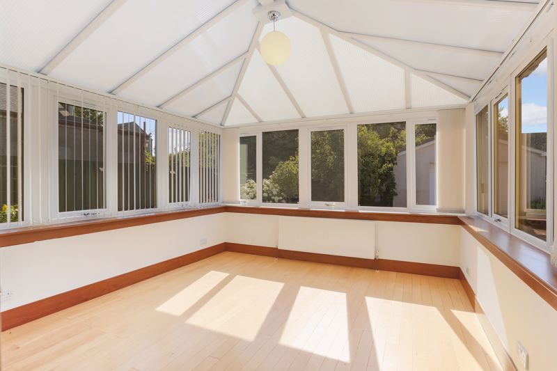 Queen Street Renfrew